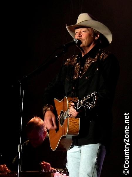 How Alan Jackson Kept Traditional Country Music Alive Through Authentic Storytelling and Soulful Melodies
