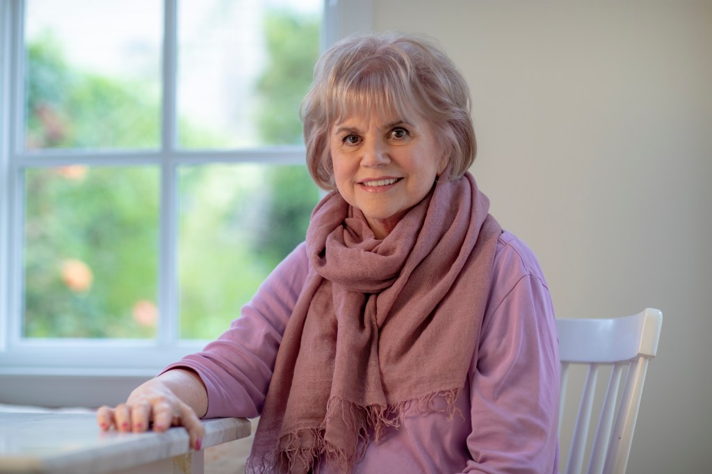 tracing the emotional journey of linda ronstadt in the 70s a musical icon s transformation 69eee3f2daaa3.jpg