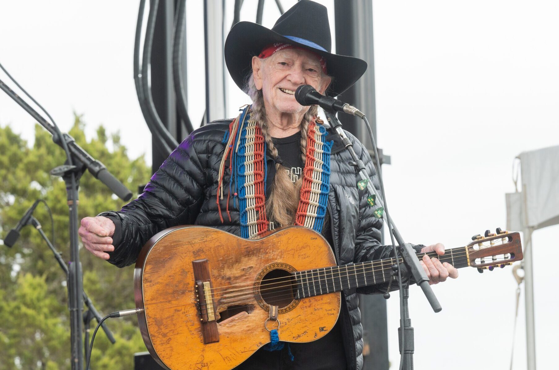 Willie Nelson The Outlaw Who Redefined Country Music - A Journey Through melody and Maverick Spirit
